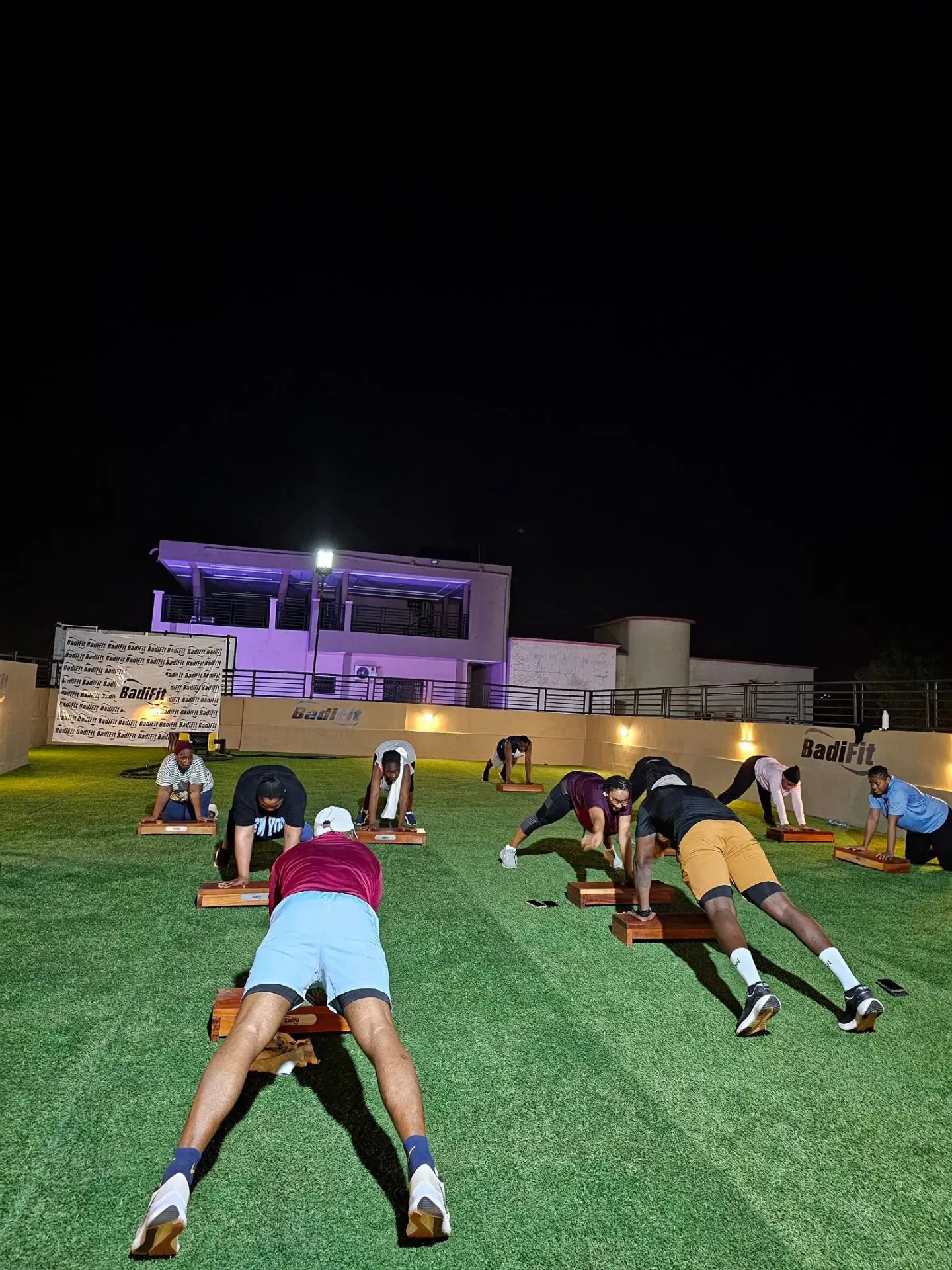 Séance de gainage en extérieur le soir
